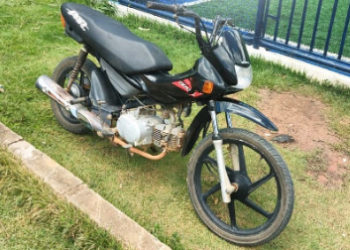 Homem tenta fugir, é preso e PM recupera motocicleta furtada