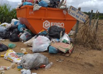 VÍDEO – Moradores de comunidade do interior de Linhares reclamam do não recolhimento de lixo