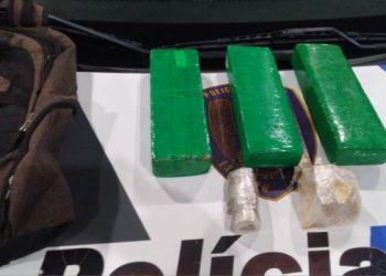 Traficante se esconde da PM no banheiro do shopping em Linhares.