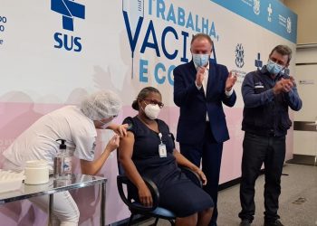 Vídeo – “Agradeço à Deus pelo início desta caminhada”.Diz Casagrande após primeira capixaba ser vacinada