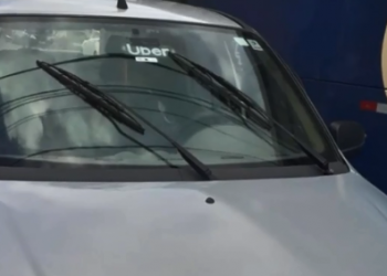 Motorista de aplicativo com sintomas de embriaguez é flagrado dormindo dentro do carro em Rua de Linhares