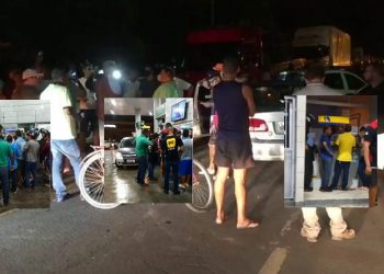 VÍDEOS – Protestos contra aumento de combustível – abastecimento no valor de 0,50 centavos em Linhares e BR 101 fechada em São Mateus