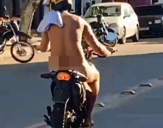 Jovem que transitava nu em motocicleta no Centro de Baixo Guando, grava vídeo pedindo desculpas