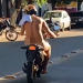 VÍDEO – Homem circula de moto no centro de Baixo Guandu totalmente nu
