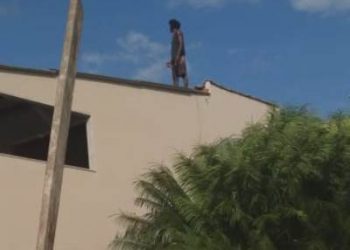 VIDEOS – Vovó pela greta – Ladrão fica preso em telhado na localidade de Bebedouro