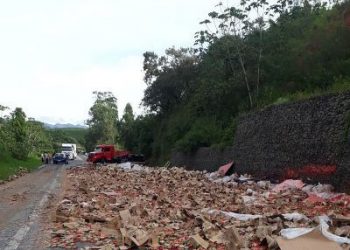 VÍDEO – Carreta tomba em Fundão e carga fica espalha na pista