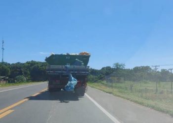 Perigo na BR 101 – Caminhão espalha lixo entre a localidade de Bebedouro e Centro de Linhares. Veja vídeo