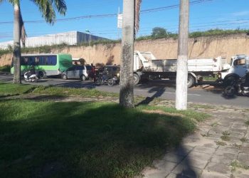 VÍDEO – Engavetamento envolve 5 veículos no perímetro urbano de Linhares