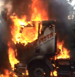 VÍDEO – Carreta pega fogo na BR 101 em Fundão