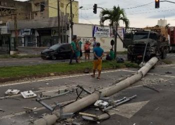 VÍDEO – Colisão entre caminhão e automóvel derruba três postes na BR-101 em Linhares