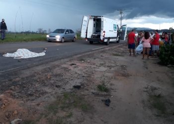 ATUALIZAÇÃO – Acidente entre caminhão e moto deixa um ferido e uma fatal na Rodovia que liga Linhares e Rio Bananal.