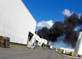 Bombeiros atendem ocorrência de incêndio na WEG