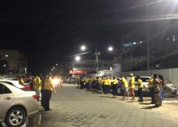 VÍDEO – Grupo faz oração em frente ao Hospital Geral de Linhares pela saúde de pacientes com Covid-19