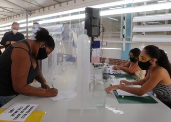 Governador acompanha entrega de cestas básicas a alunos da Rede Estadual