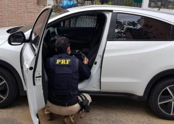 PRF recupera veículo adulterado e apreende revólver na BR 101