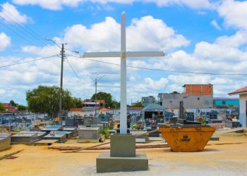 Servidora que trabalha no Cemitério São José explica caixões fora das covas