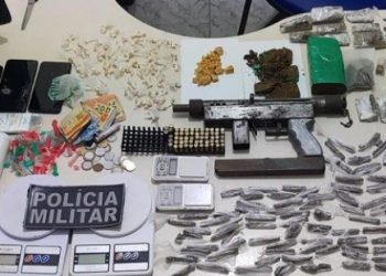 PM apreende submetralhadora, munições e drogas em São Mateus