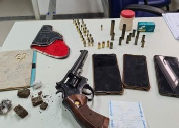 Operação conjunta entre PM e PC apreende arma, droga e munições em Vila Valério