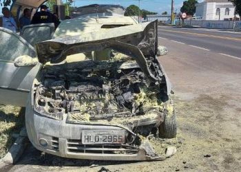 VÍDEO – Carro pega fogo na BR 101 em Linhares quando retornava com paciente que faz tratamento de saúde em Vitória