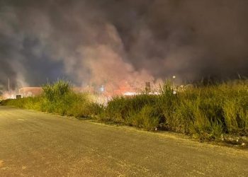 DE NOVO – Fogo em terrenos baldios assusta moradores, que saem casa, no Vila Maria. Vídeos
