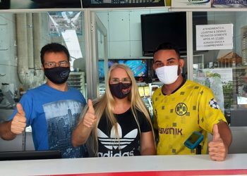 Casal proprietário de loja de consertos de aparelhos celulares faz sucesso em Linhares