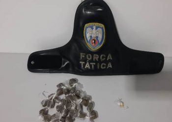 Força Tática apreende maconha, crack e prende um suspeito de cometer homicídio