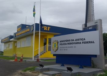 PRF apreende arma de fogo e droga durante fiscalização na BR 101 em Linhares