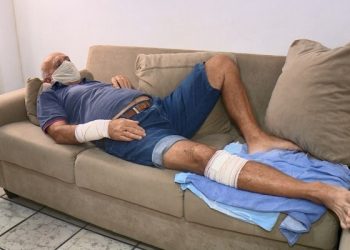 Aposentado de 72 anos é atacado por cães no meio da rua em Linhares, ES