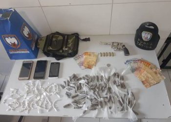 Militares da Força Tática pulam muros, cercas e fazem prisões e apreensões de drogas, armas, dinheiro e munições