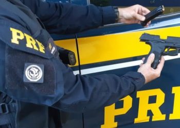 PRF apreende pistola dentro de Amarok na BR 101 em Linhares
