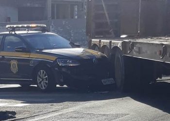 VÍDEO – Carreta bate em viatura da PRF em Linhares