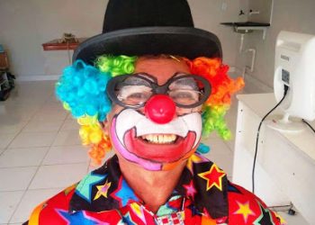 EFEITO PANDEMIA: Palhaço vende nas ruas de Linhares canetas, doces e acessórios para obter renda. Veja vídeo.