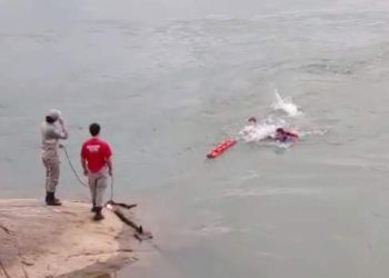 VÍDEO – Homem desaparece após pular no Rio Doce para pegar bola