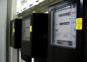 Consumidora descobre conta de energia elétrica em seu nome em município que nunca morou. Ela devera ser indenizada