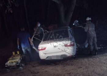 Automóvel colide em árvore no interior de Linhares e deixa três pessoas feridas