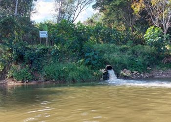 DENÚNCIA – Vídeo mostra água de esgoto sendo jogada no Rio Doce. Prefeitura não responde