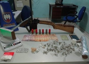 Policiais militares apreendem arma e drogas em Pedro Canário