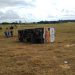 Caminhão frigorífico tomba em pasto na estada do Pontal
