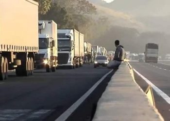 Caminhoneiros fazem paralisação nesta segunda-feira em Viana. Saiba como está na região de Linhares.