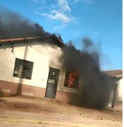 VÍDEO – Bombeiros são acionados para apagar incêndio em casa no Residencial Rio Doce