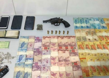 Policia apreende arma, munição, droga e dinheiro, dentro de carro em estacionamento de supermercado em Linhares