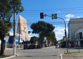 PERIGO NO CENTRO DE LINHARES – Semáforo está sem funcionar a cerca de um mês