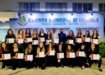 Equipe feminina de futebol de Linhares formada por advogadas é campeã estadual