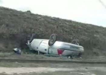 VÍDEOS – Carro capota ás margens da BR 101 em Linhares