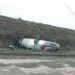 VÍDEOS – Carro capota ás margens da BR 101 em Linhares