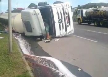 PERIGO – Caminhão-tanque que transportava diesel tomba na BR-101, na Serra. Veja vídeo