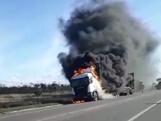 VÍDEO – Carreta que transporta eucalipto pega fogo na BR 101 em Linhares