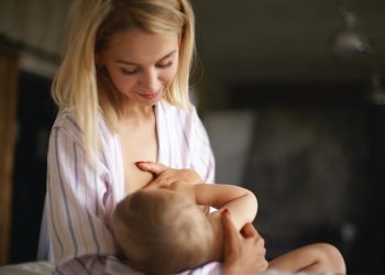 Rede de apoio é importante para que mulheres consigam amamentar seus bebês nos primeiros seis meses