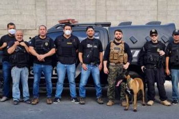 Polícia Civil cumpre mandados de em dois bairros de Linhares. Teve suspeito que tentou fugir pelo telhado