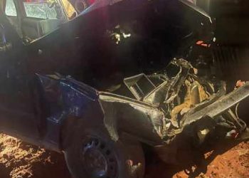 EM LINHARES – Colisão entre automóvel e trator deixa duas pessoas presas ás ferragens. Veja vídeo